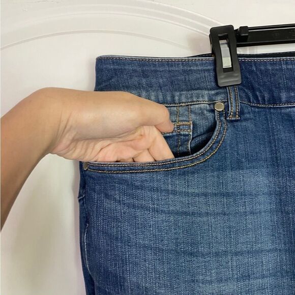 Torrid Bombshell Skinny Straight Leg Blue Jeans with Pockets stretchy size 24 - Picture 8 of 12